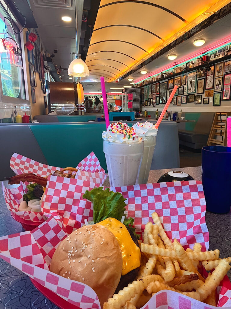 ワシントン州にある可愛いダイナー59erdinner。アメリカンダイナーのハンバーガーとミルクシェイク。アメリカ旅行のおすすめグルメ。